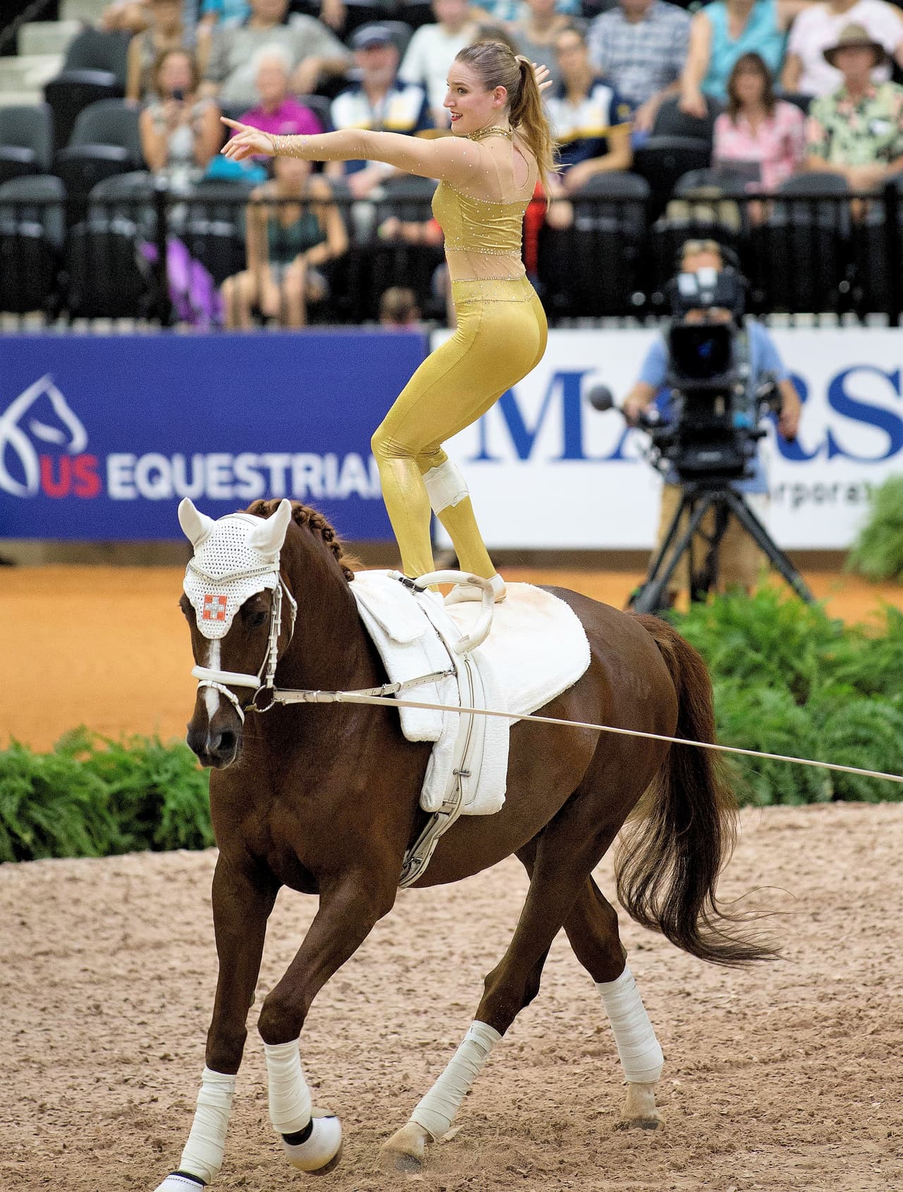 Ilona Hannich montada sobre '1430 For Ever' derrochando equilibrio y alegría sobre la bestia mientras hace su ejecución de alto grado de dificultad. 
<br>
