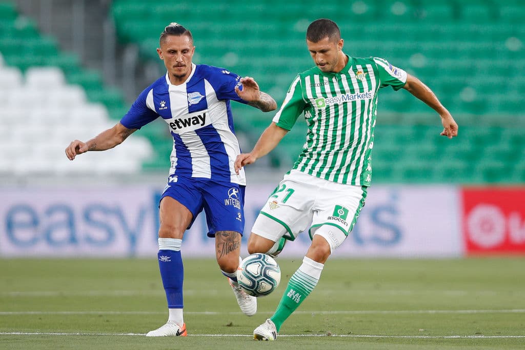 Alavés logra imponerse en su visita al Betis y queda libre de la zona de descenso.