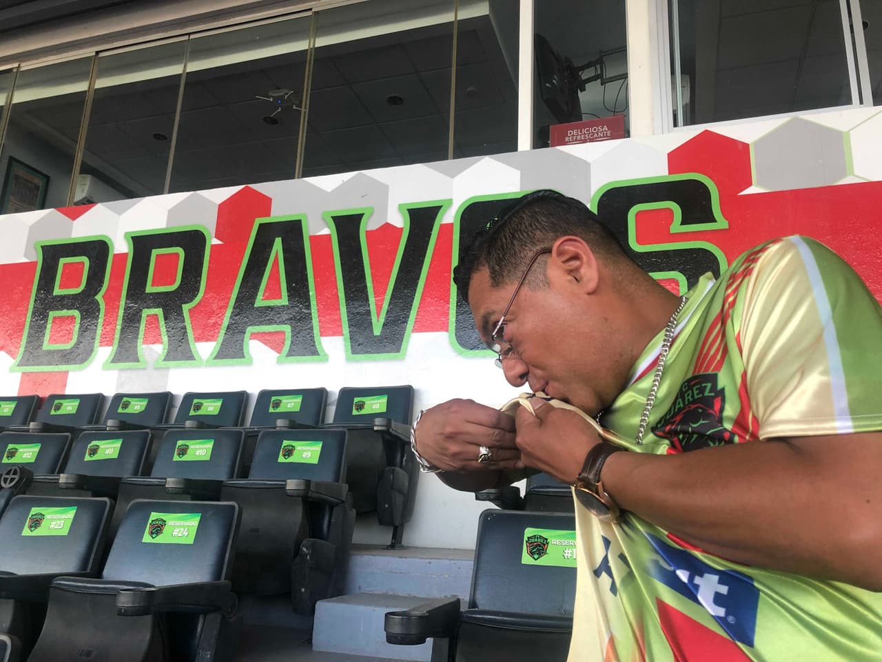 A raíz de la final de la Copa MX de este miércoles entre los Bravos y las Águilas, Juan José decidió dividir una playera con sus dos pasiones.