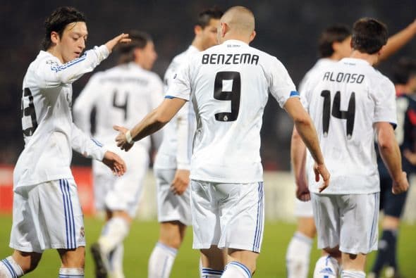 Por agradecimiento a su antiguo club, no festejó el gol, sólo agradeció a sus compañeros.