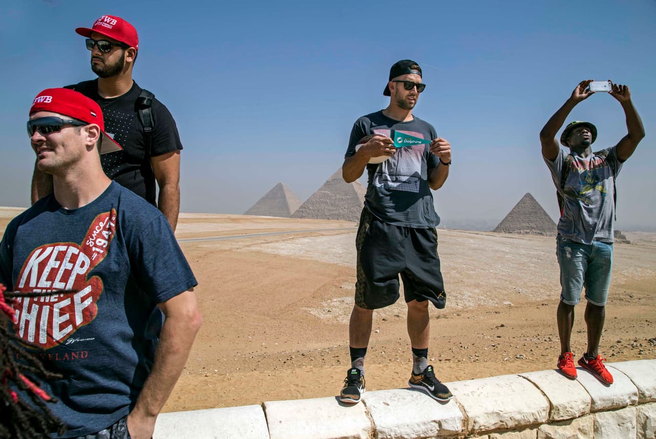 Gary Barnidge de los Browns, el lliniero ofensivo de los Texans Oday Aboushi, el ala cerrada Jordan Cameron de los Dolphins, y el ala defensiva Johnson Bademosi de los Browns.