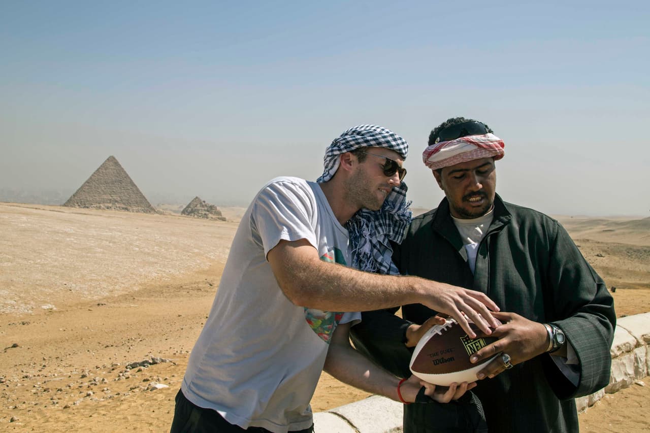 Los aficionados al fútbol americano en Egipto se acercaron a los jugadores.