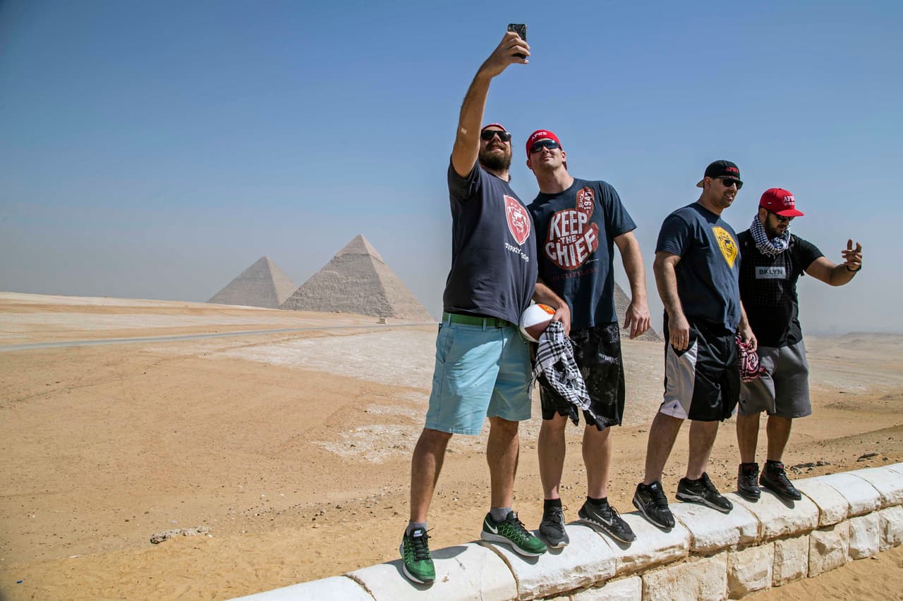 De izquierda a derecha, Denny Somersan del staff, Gary Barnidge de los Cleveland Browns, Breno Giacomini de los New York Jets y Oday Aboushi de los Houston Texans.