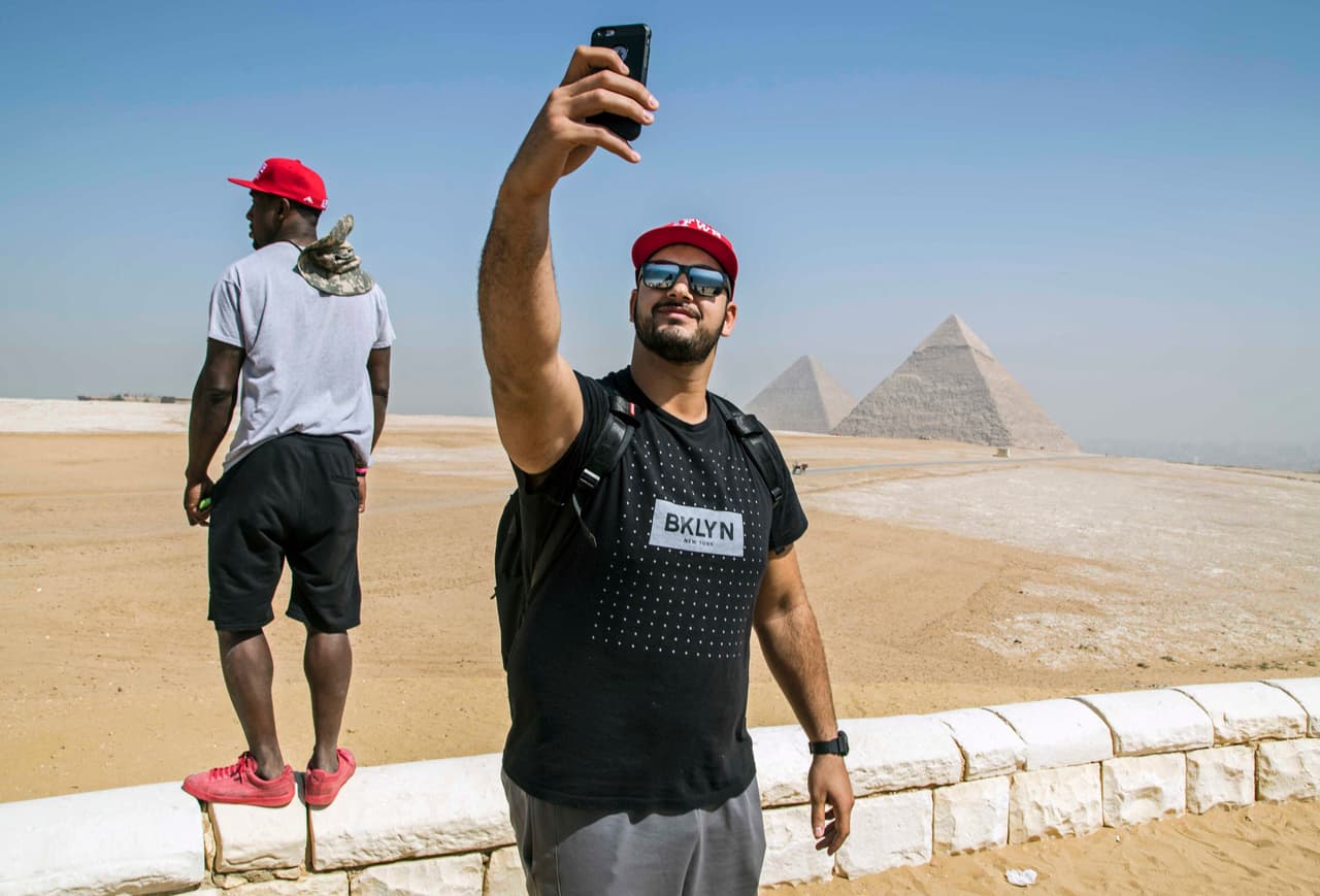 Esto con el fin sin lucro de educar a niños desfavorecidos en los Estados Unidos y el extranjero.