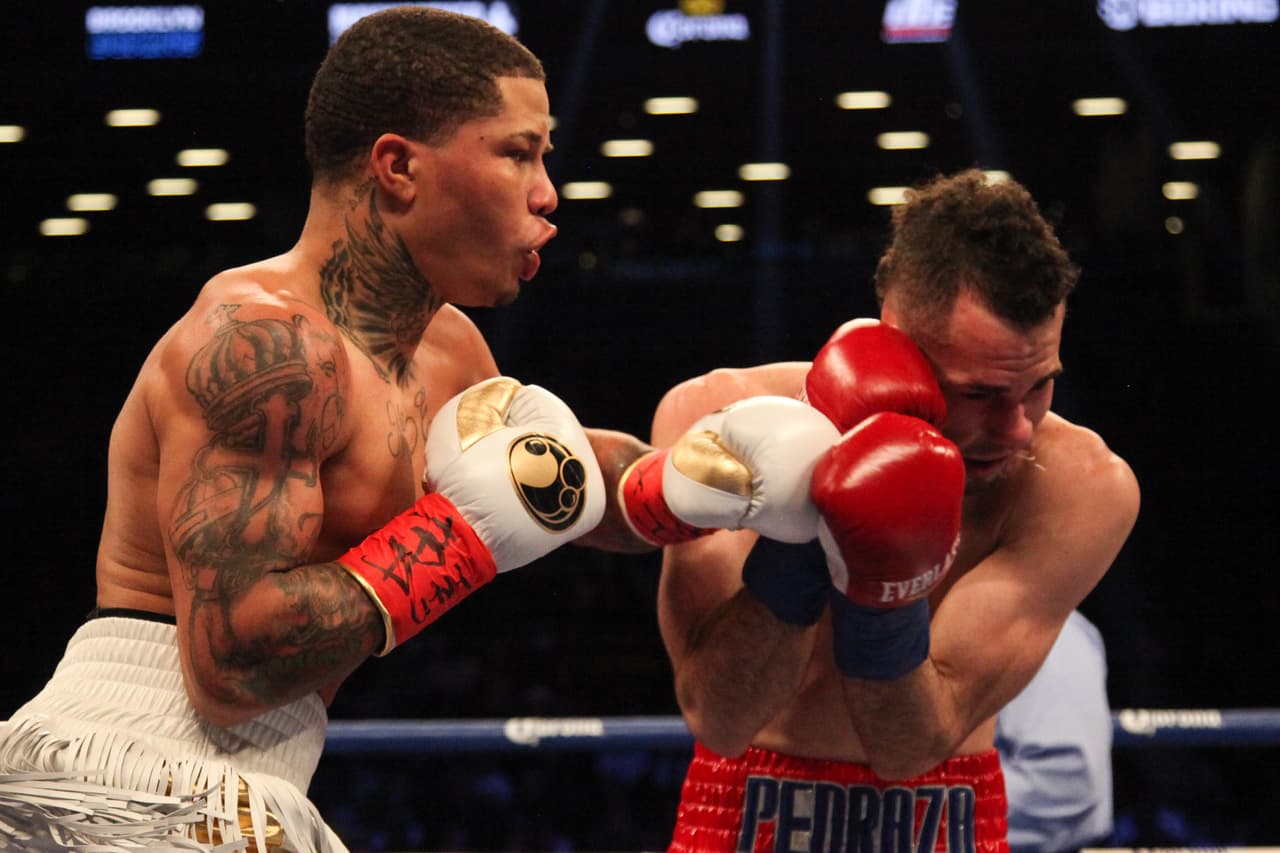 El boxeador estadounidense fue ampliamente superior que el puertorriqueño a lo largo de la pelea con la poderosa izquierda que posee que fue ablandando a Pedraza. 
<br>