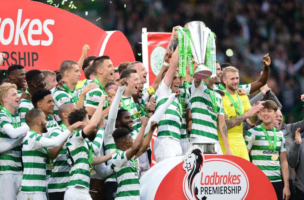 Con un triunfo de 2-1 ante Hearts, Celtic FC se coronó por octava ocasión seguida en la Scottish Premiership y festejó con su público en Celtic Park ante un estadio repleto pero con un cuadro plagado de jugadores suplentes. ¿La razón? El sábado entrante en Hampden Park disputará ante, precisamente, el Hearts la Final de la Copa Escocesa, aunque los de Edimburgh también jugaron con suplentes para el partido del fin de semana. Así festejaron los verdiblancos su campeonato 50 en el fútbol escocés.