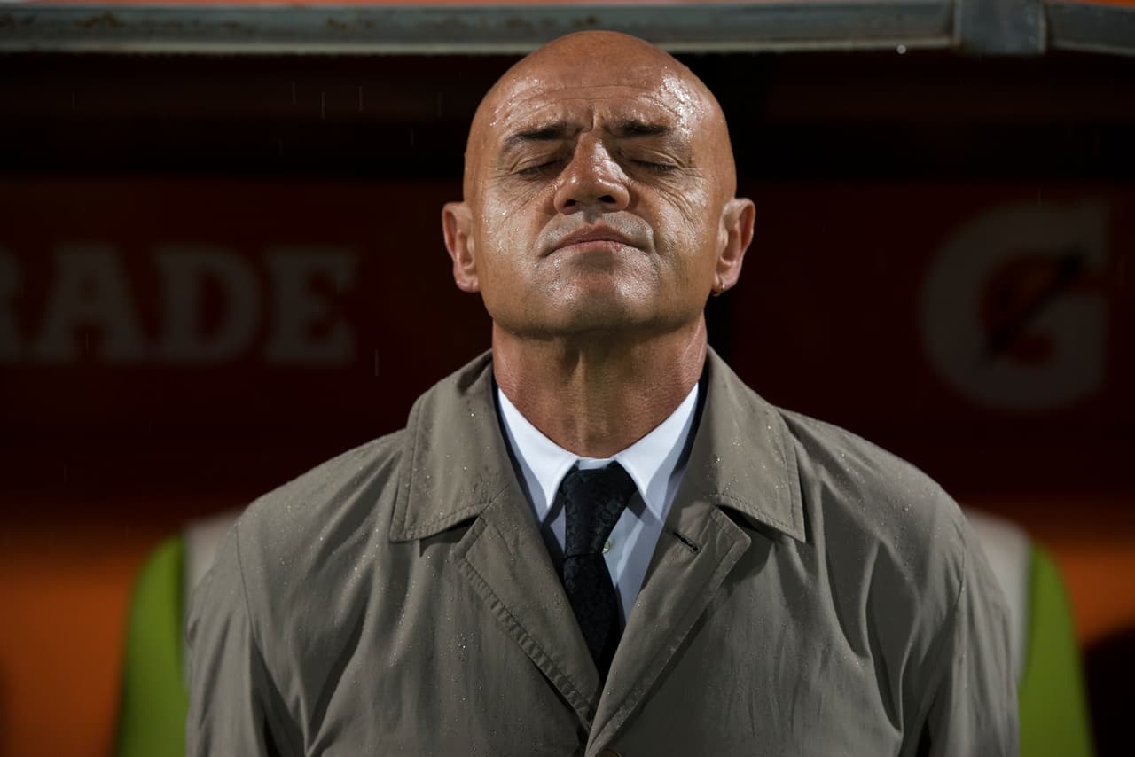 José Luis Sánchez Solá, 'El Chelís', regresa a la dirección técnica del fútbol mexicano con Puebla de nuevo para mostrar que es un ícono de la Liga MX y de paso de la moda.