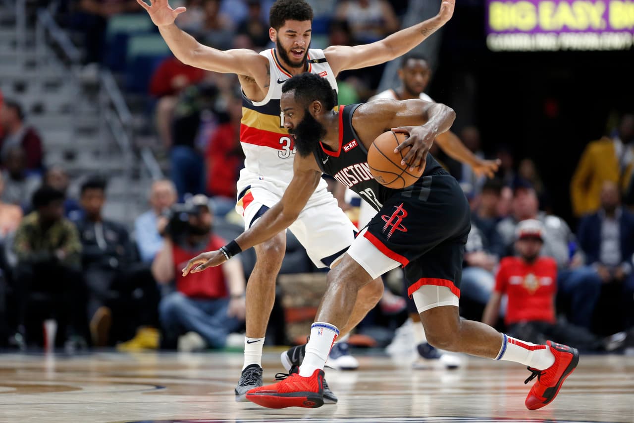 James Harden (derecha) aportó 28 puntos, tres rebotes y cuatro asistencias para los Rockets.