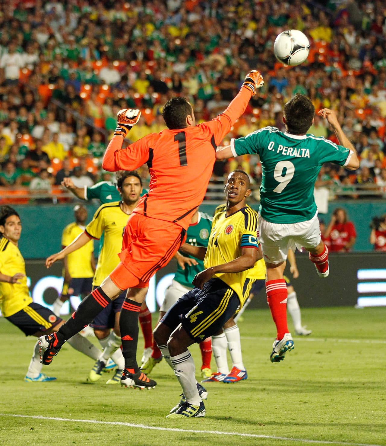 Cuando México se acercó en el tiempo, apareció la figura del arquero David Ospina, que con Pékerman se convirtió en un verdadero ídolo.