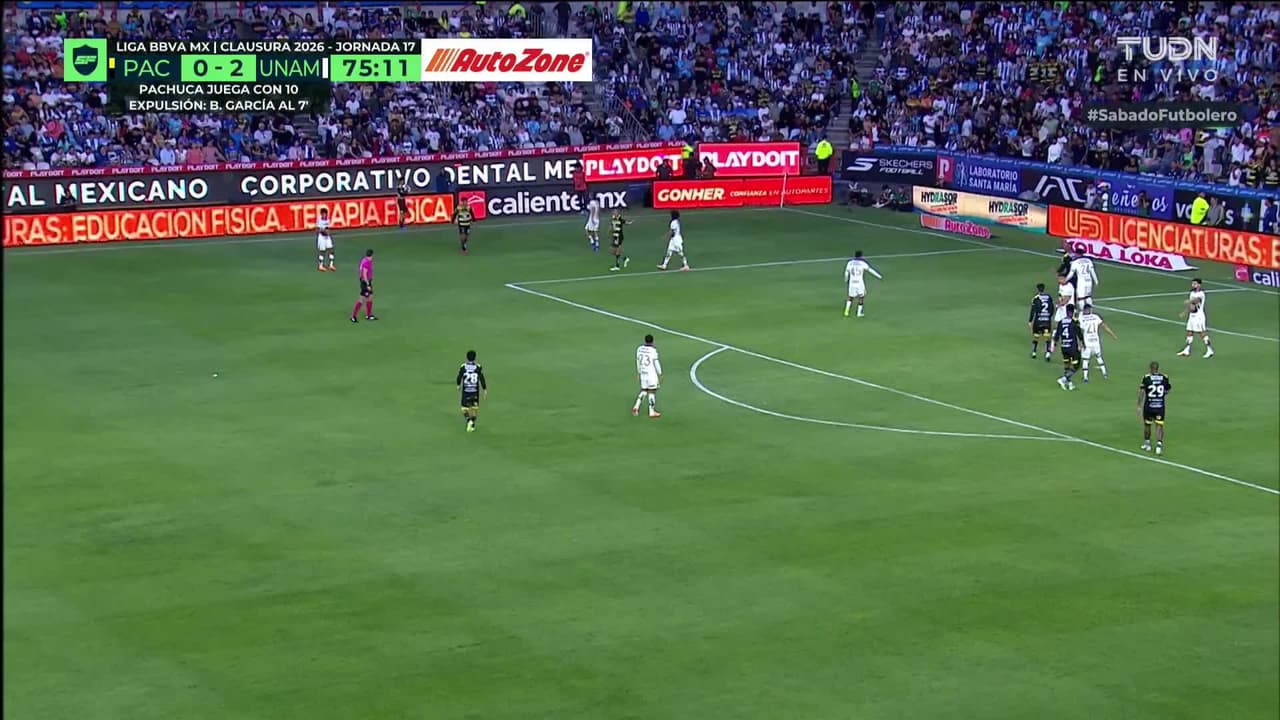 ¡CERCA! Christian Rivera disparó que se estrella en el poste.