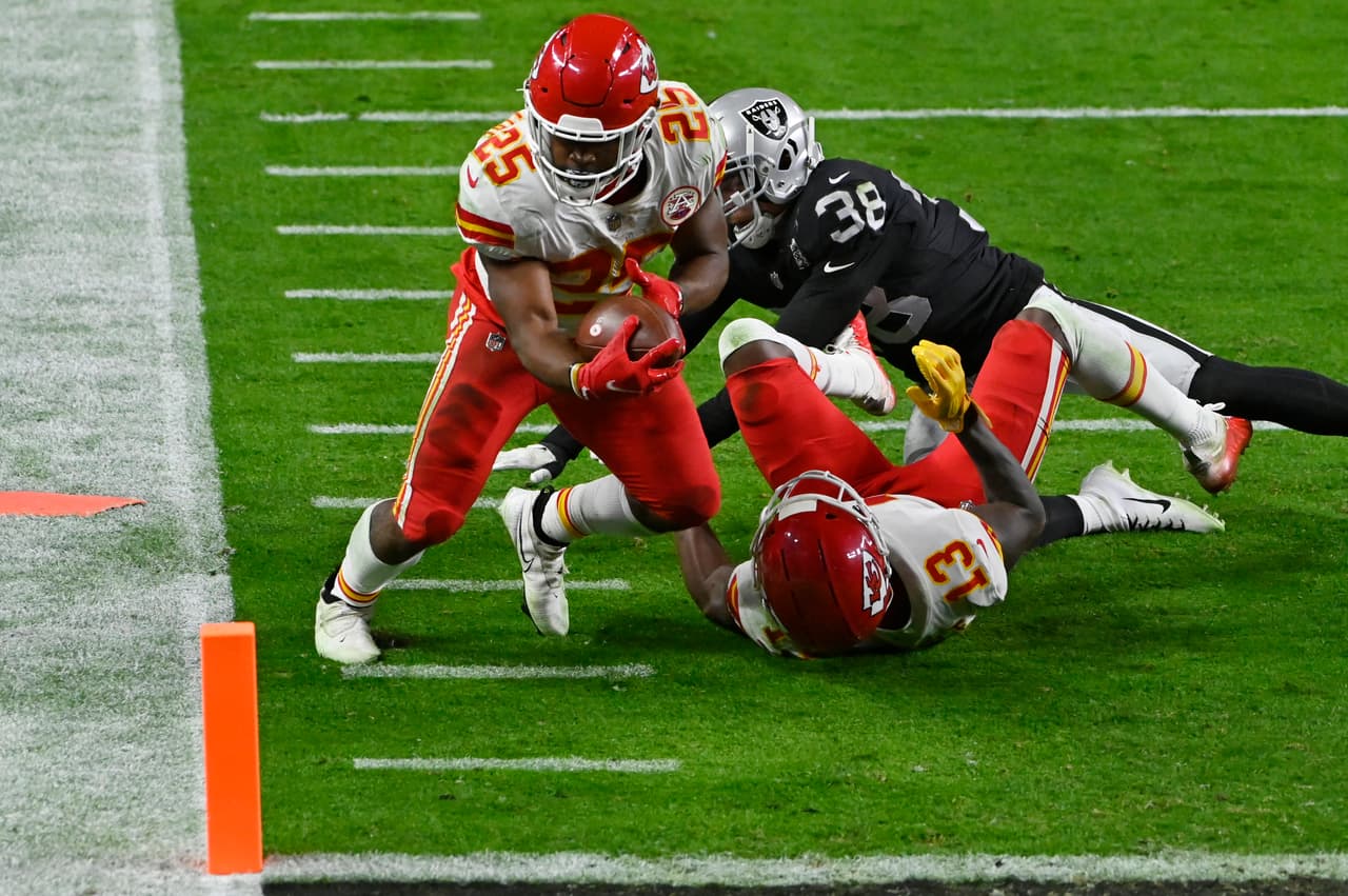 Con menos de dos minutos en el reloj, los Chiefs consiguen el touchdown de la victoria y se vengan de los Raiders al imponerse 35-31.