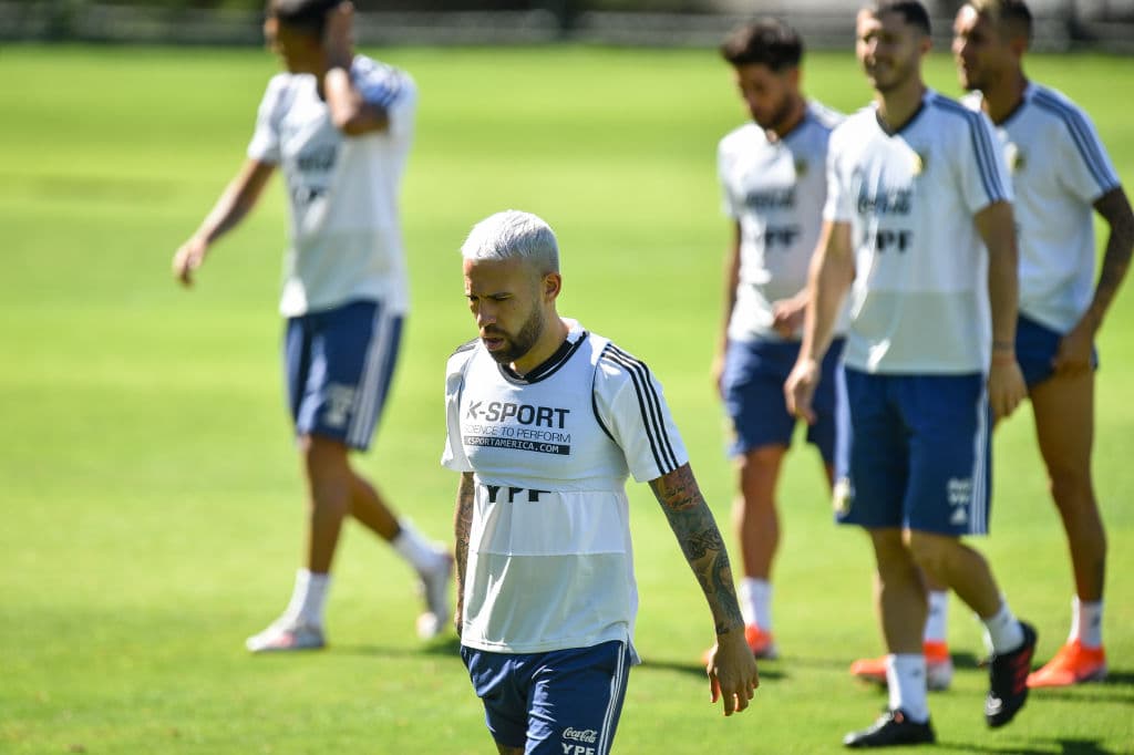 La Selección de Argentina se entrenó de cara a su partido ante Paraguay, a la que se enfrentará este miércoles en el Estadio Mineirao con la imperiosa necesidad de resarcirse tras un atroz debut en la Copa América ante Colombia que resultó en derrota por 2-0. Las expresiones de Lionel Messi y compañia reflejaron el sentir, el ánimo en el vestidor de la albiceleste. Las gesticulaciones durante la conferencia de prensa de Lionel Scaloni, entrenador argentino, reafirmaban el momento tenso que vive su equipo. ¿Podrán mejorar su ánimo?