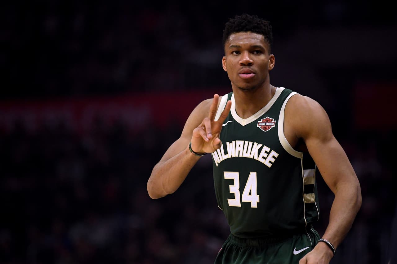 Milwaukee Bucks traen buena racha, ganaron sus cuatro partidos y suman siete victorias al hilo. Su MVP de la temporada pasada, Giannis Antetokounmpo, va mejorando con cada partido, así como Eric Bledsoe. Son líderes del Este; su récord es de 13-3.