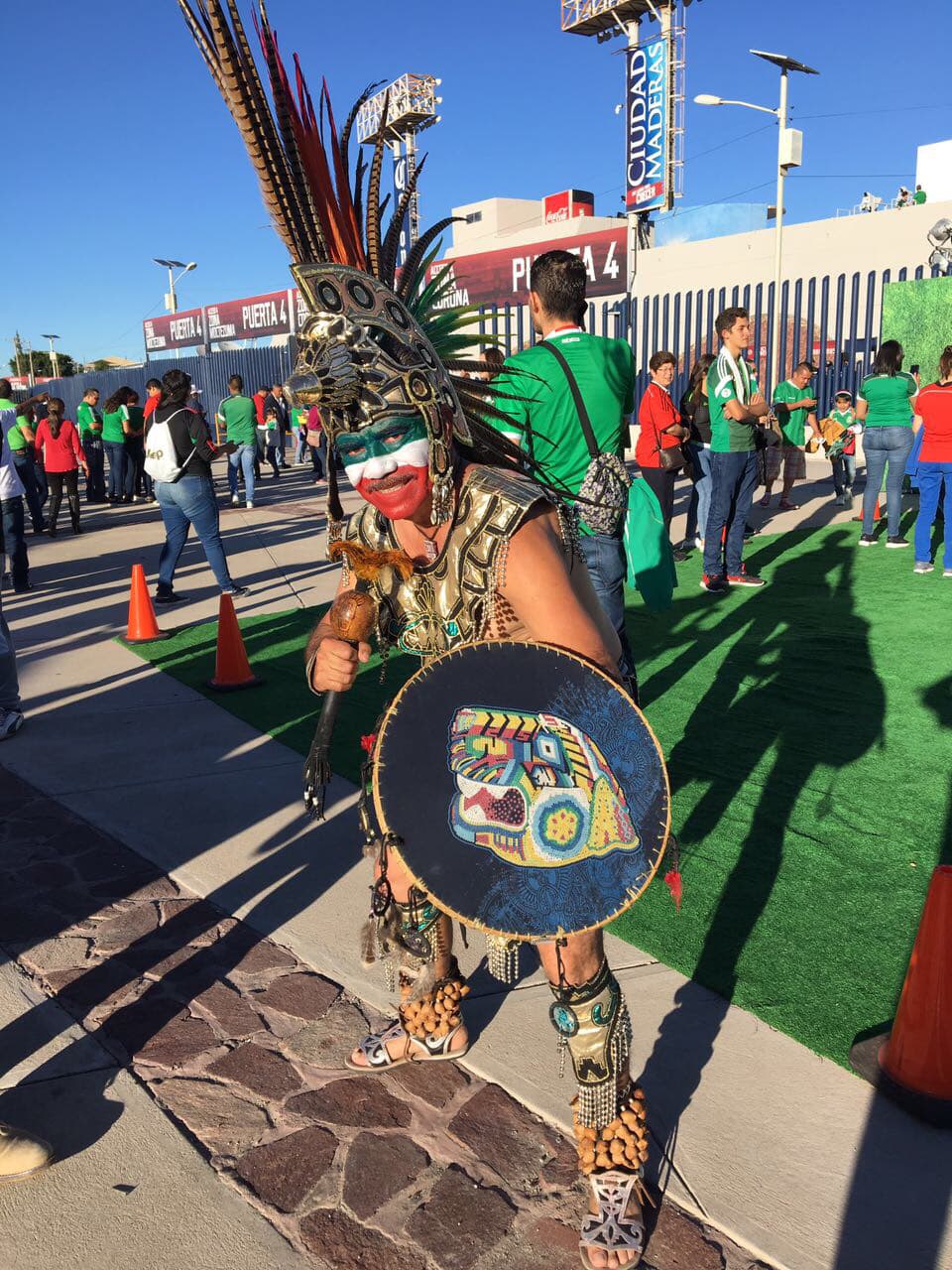El Alfonso Lastras de San Luis Potosí se viste de gala para recibir a la Selección Nacional y los aficionados responden con banderas, maquillaje, disfraces y mucha emoción.