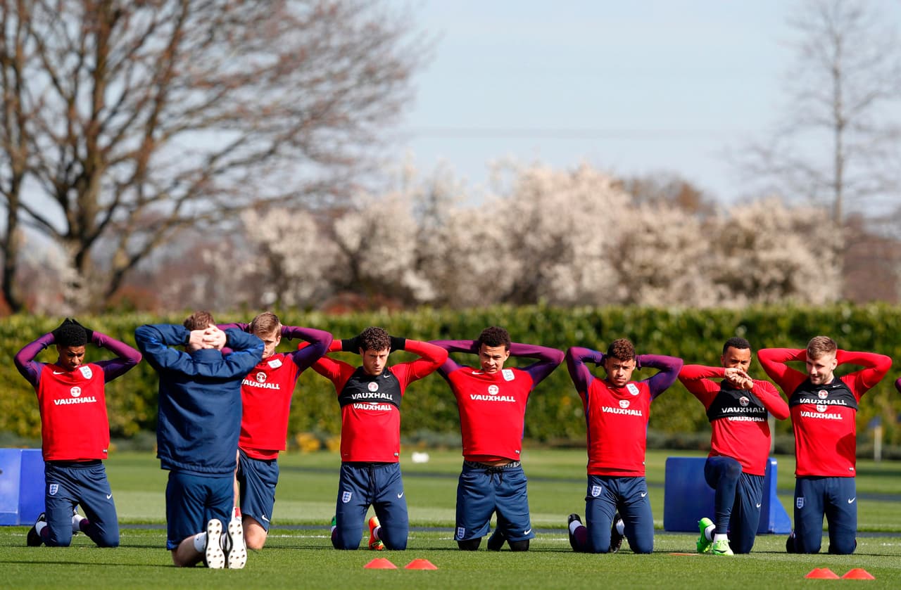 "Habían unos objetivos de equipo llevándolos al límite de donde ellos creían que no podían llegar y hacerles saber que no pueden dejar nunca a un compañero caído", añadió Southgate.