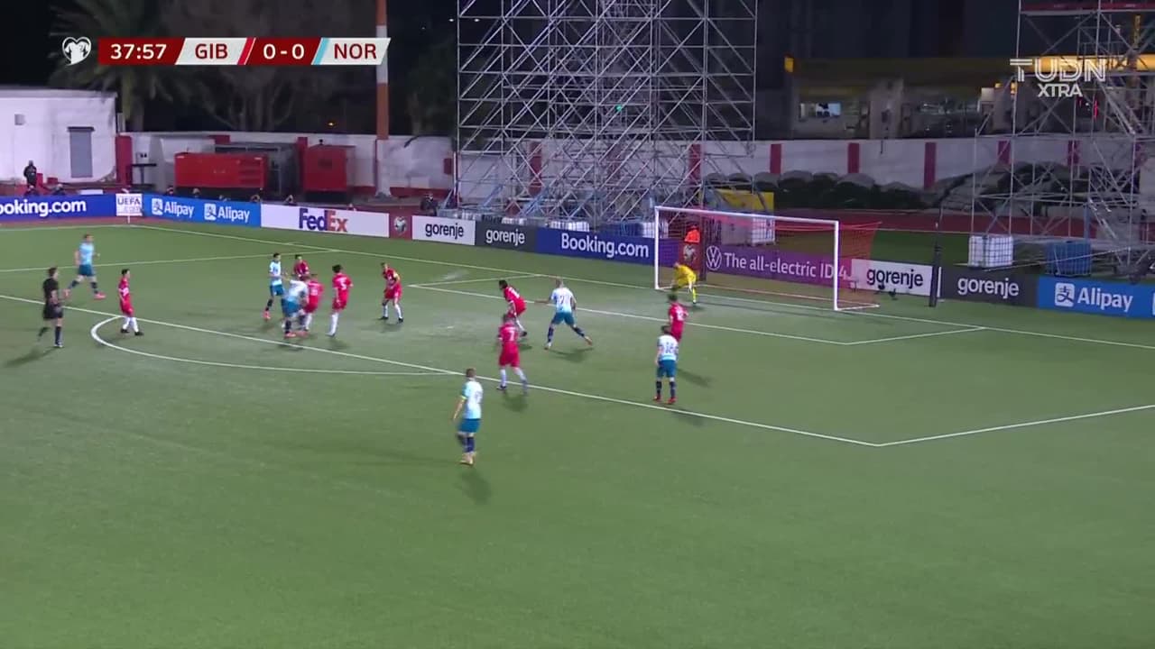 ¡CERCA! Alexander Sorloth disparó que se estrella en el poste.