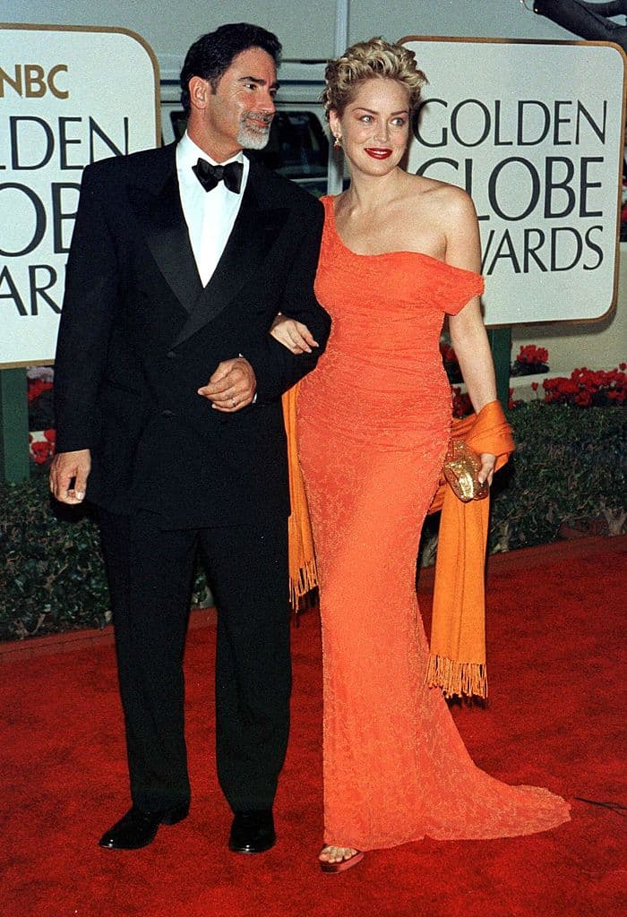 En medio de una ‘ceremonia sorpresa’ unió su vida a Phil Bronstein. Aquel matrimonio celebrado en una casa en Beverly Hills en 1998 llegó a su fin en 2004.