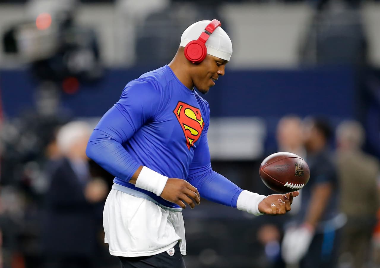 En el calentamiento previo al juego de Thanksgiving entre Panthers y Cowboys, Cam Newton hizo un show en el AT&T Stadium con su tradicional atuendo de 'Súperman'.