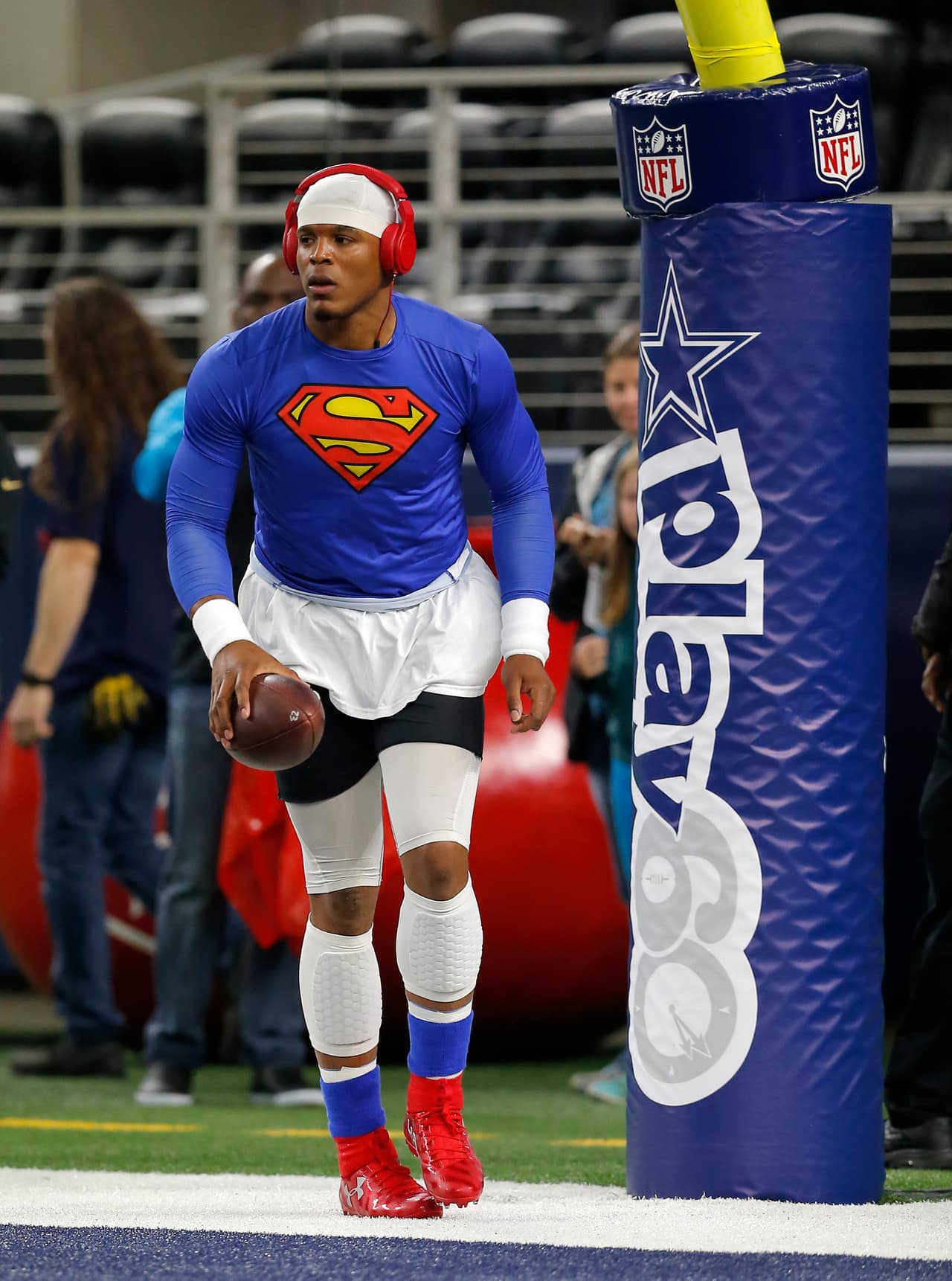 En el calentamiento previo al juego de Thanksgiving entre Panthers y Cowboys, Cam Newton hizo un show en el AT&T Stadium con su tradicional atuendo de 'Súperman'.