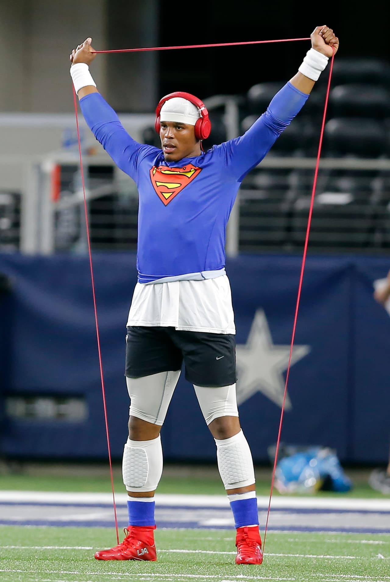 En el calentamiento previo al juego de Thanksgiving entre Panthers y Cowboys, Cam Newton hizo un show en el AT&T Stadium con su tradicional atuendo de 'Súperman'.