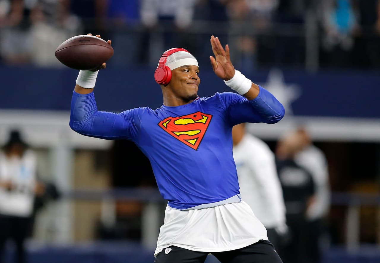 En el calentamiento previo al juego de Thanksgiving entre Panthers y Cowboys, Cam Newton hizo un show en el AT&T Stadium con su tradicional atuendo de 'Súperman'.