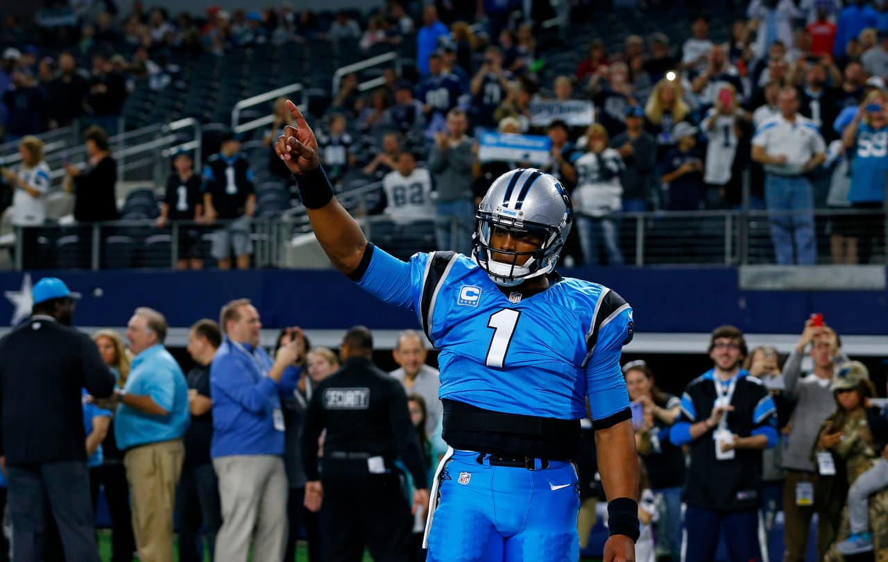 En el calentamiento previo al juego de Thanksgiving entre Panthers y Cowboys, Cam Newton hizo un show en el AT&T Stadium con su tradicional atuendo de 'Súperman'.
