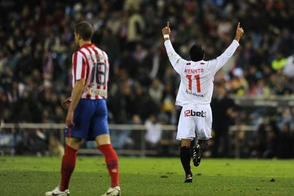 El Sevilla se adelantó al Atlético de Madrid con un gol del brasileño Renato.