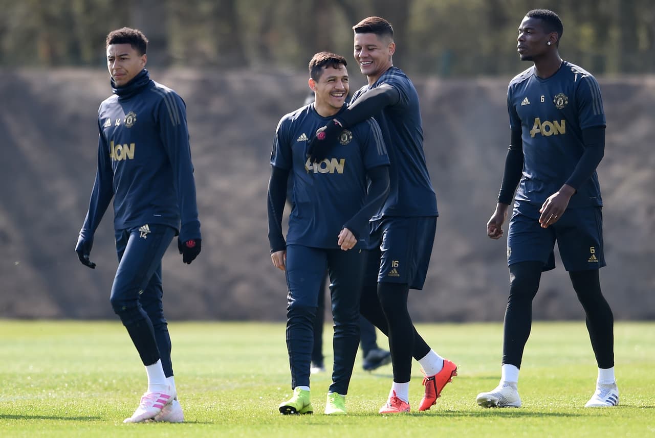 Finalmente, Alexis Sánchez igual que Rojo no entra en planes del Manchester United.