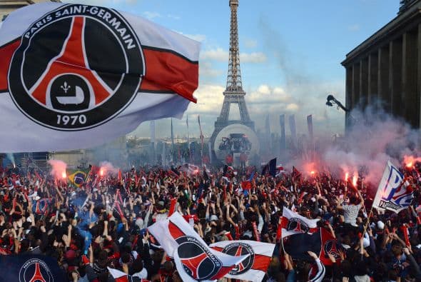 Comencemos con el Paris Saint Germain, el club galo tuvo una crisis económica que explotó en el 2002 cuando la deuda alcanzó 96 millones de euros. El grupo de inversores Colony Capital, Butler Capital Partners y Morgan Stanley adquirieron al club y pagaron la deuda.