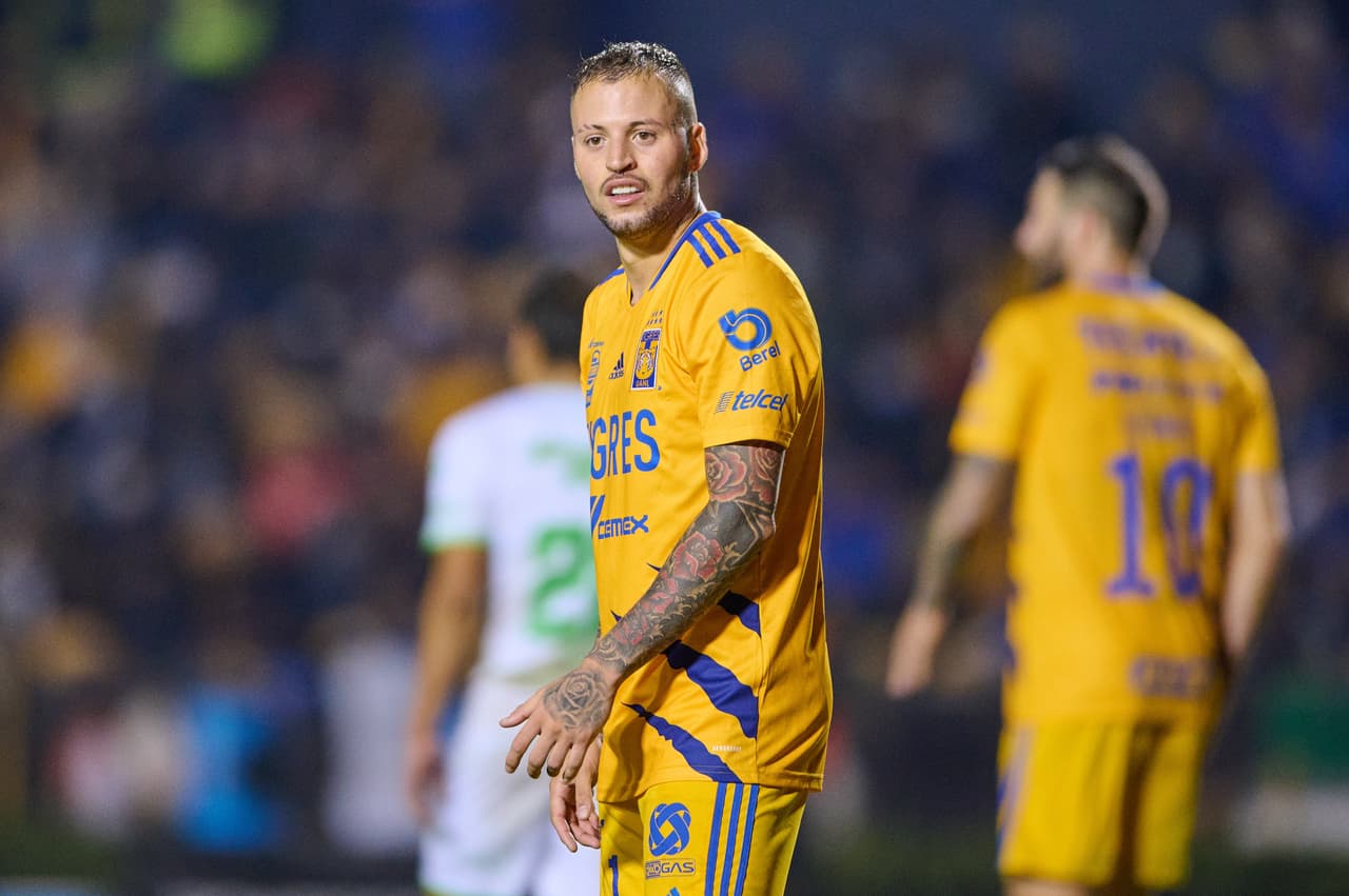 El uruguayo hizo doblete y se puso a un gol del líder de goleo.