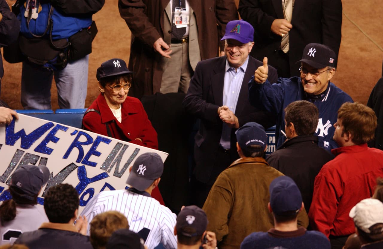En esta foto el senador aparece con su gorra morada de los Dbacks en la Serie Mundial de 2001, cuando se enfrentaron a los Yanquis de Nueva York con el entonces alcalde de la ciudad Rudolph Giuliani.