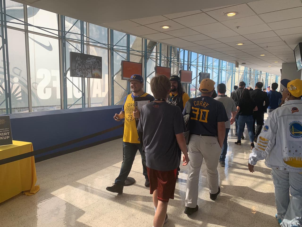 Los fanáticos de Golden State Warriors se alistan para el Juego 4 de las Finales de la NBA contra Toronto Raptors, con la ilusión de empatar la serie en casa antes del regreso a Toronto.