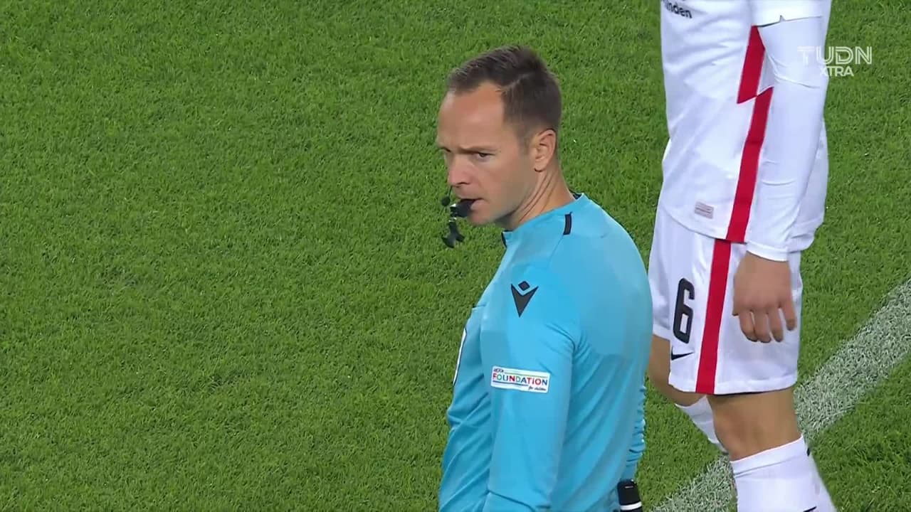 Arranca el partido y la pelota está en juego.