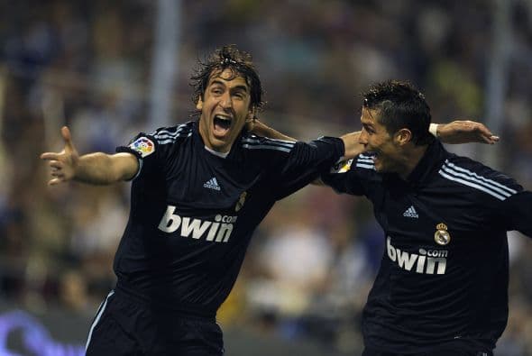 En estadísticas del Real Madrid Ronaldo tiene un duelo personal con Raúl González, ya que el delantero español es el líder goleador histórico del club blanco con 323 anotaciones en su carrera.