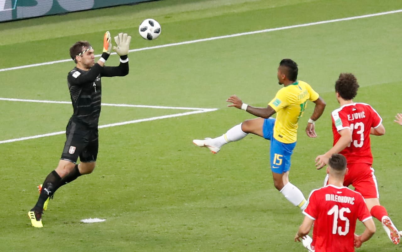 111.-Paulinho (Brasil) al minuto 36 de primer tiempo. Brasil 1-0 Serbia.