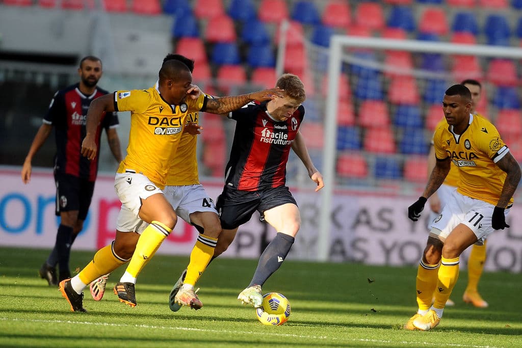 Bolonia y Udinense empataron con dos goles el encuentro. Tomiyasu y Svanberg anotaron para los de la ‘ciudad roja’, mientras que Pereyra y Arslan descontaron para los ‘bianconeri’.