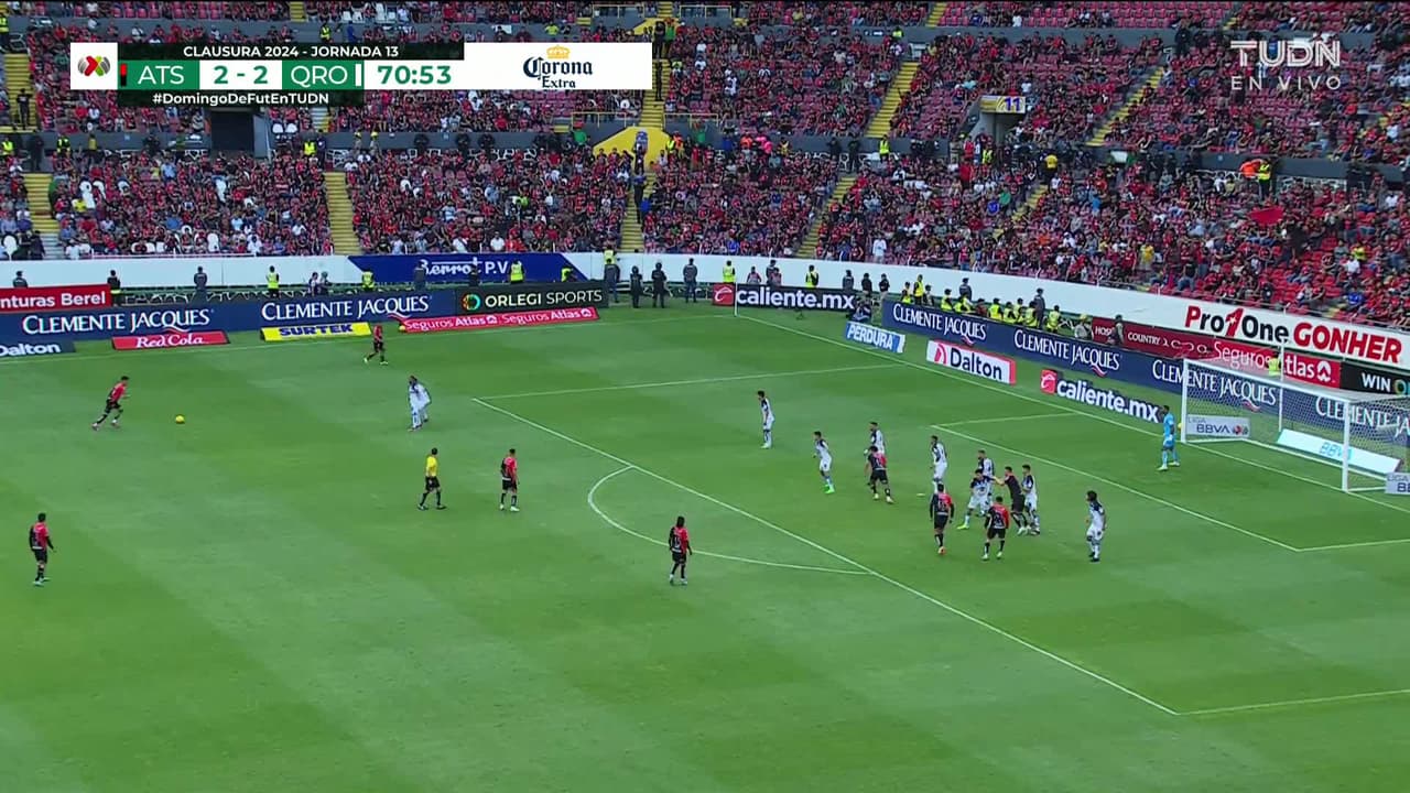 ¡TIRO ATAJADO! disparo por Víctor Ríos.