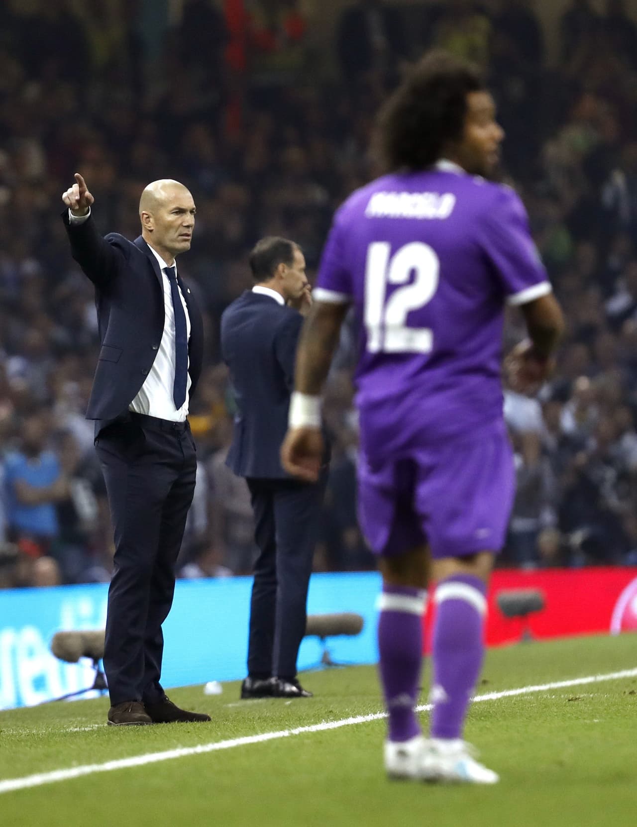 Un partido redondo para el Real Madrid y su entrenador, Zinedine Zidane, en una tarde histórica para el conjunto merengue que escribe otro capítulo de su gloria con letras de oro.