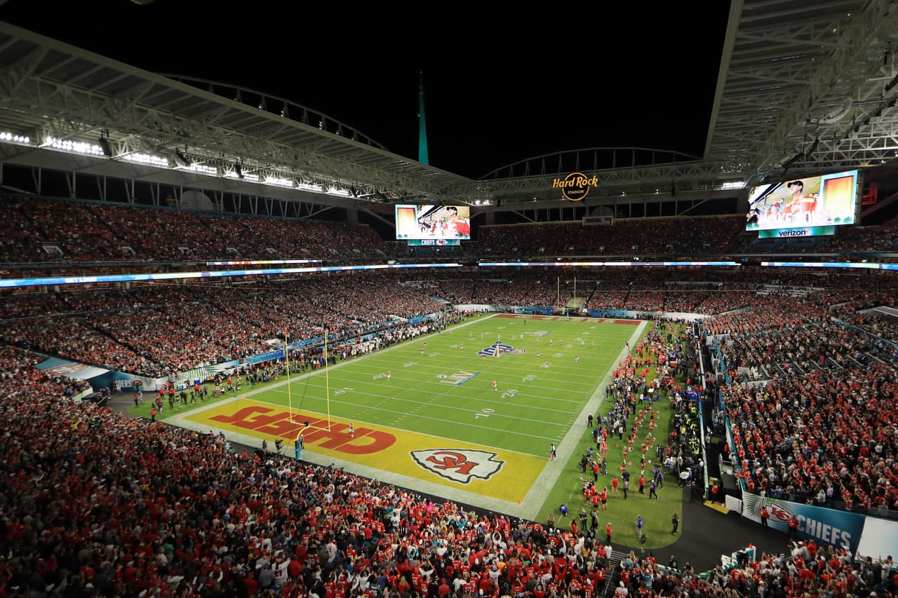 Inmejorable ambiente en el Hard Rock Stadium con un escenario pletórico para disfrutar del Super Bowl LIV en la Temporada 100 de la NFL entre Chiefs y 49ers.