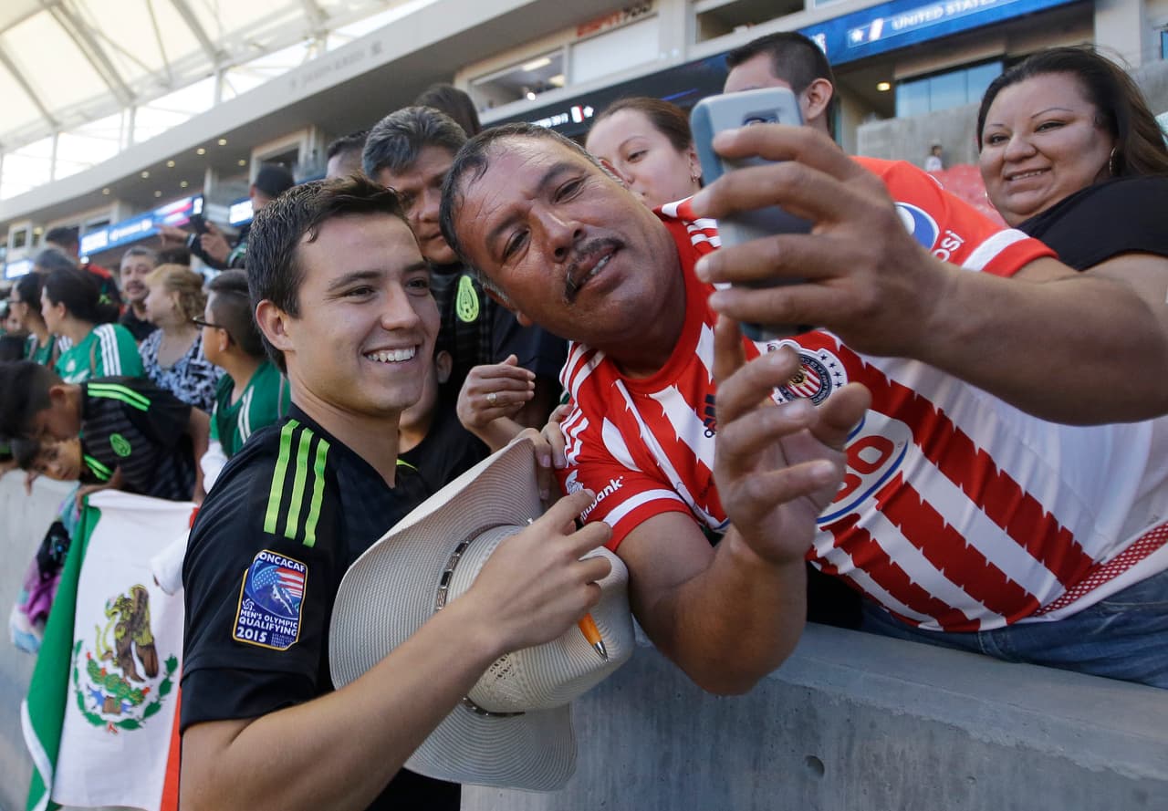 En 2015 tuvo un breve regreso a Chivas de Guadalajara, donde era ídolo y marcó cinco goles pero lejos de su nivel en la MLS.