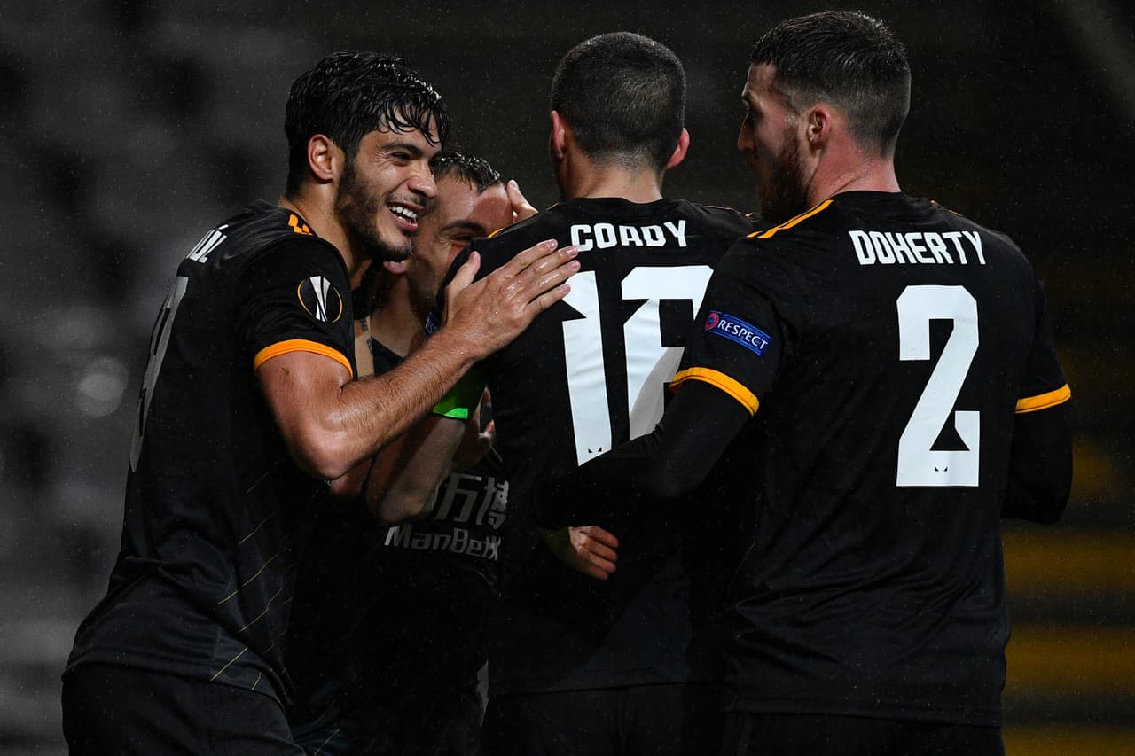 Compañero de Raúl Jiménez en Wolves revela que hablan diario con él