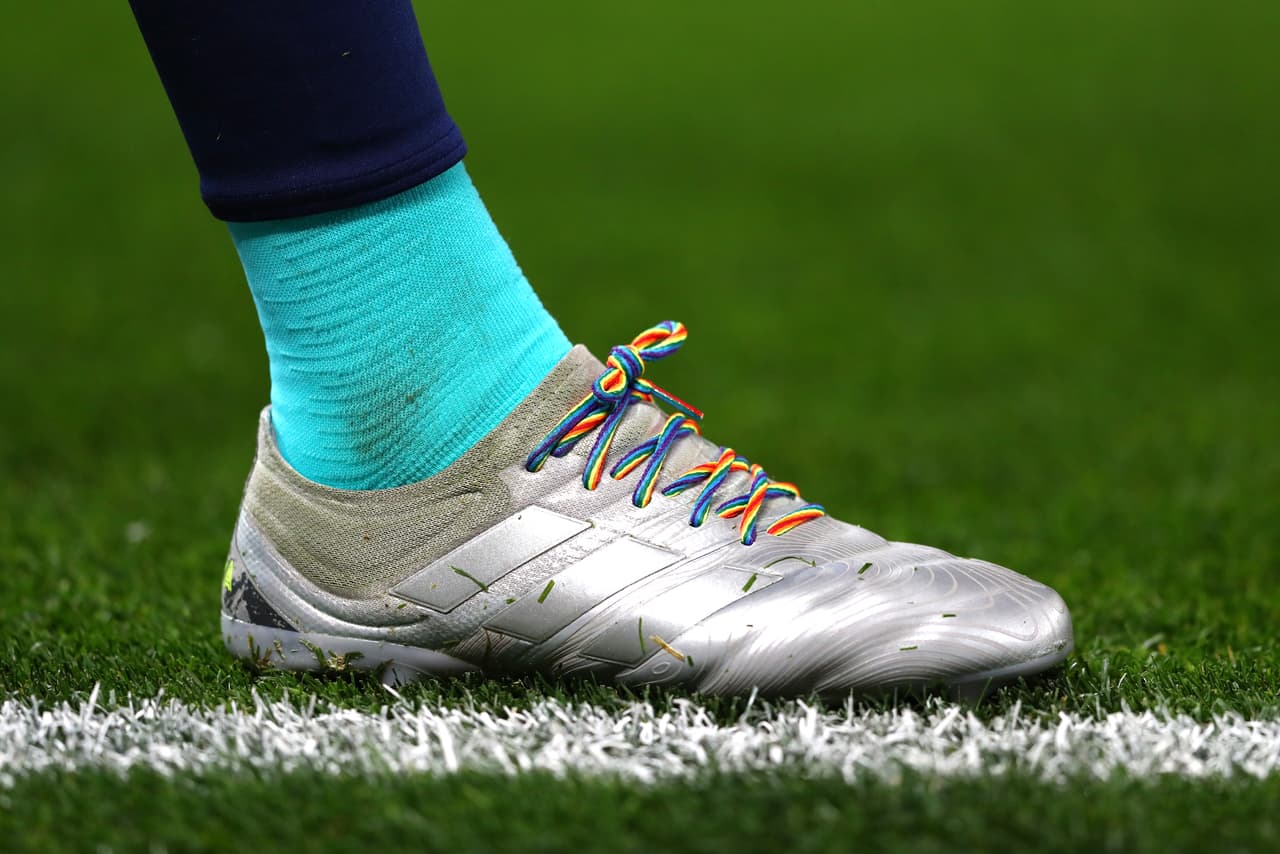 Por dos semanas, los partidos de la Premier League se llenarán de arcoíris para celebrar la campaña ‘Rainbow Laces’ como muestra de apoyo a la comunidad LGTB dentro y fuera del futbol, donde no haya discriminación y demostrar que el poder del futbol une a la gente.