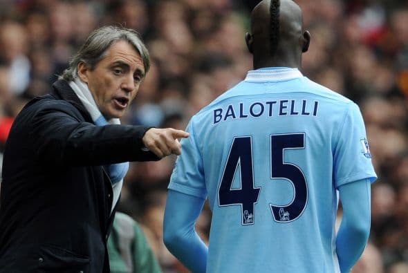Mancini Vs. Balotelli.Mancini no sólo tuvo problemas con Tévez también en su paso por el Manchester City le hizo saber a Mario Balotelli quién era el Director Técnico.