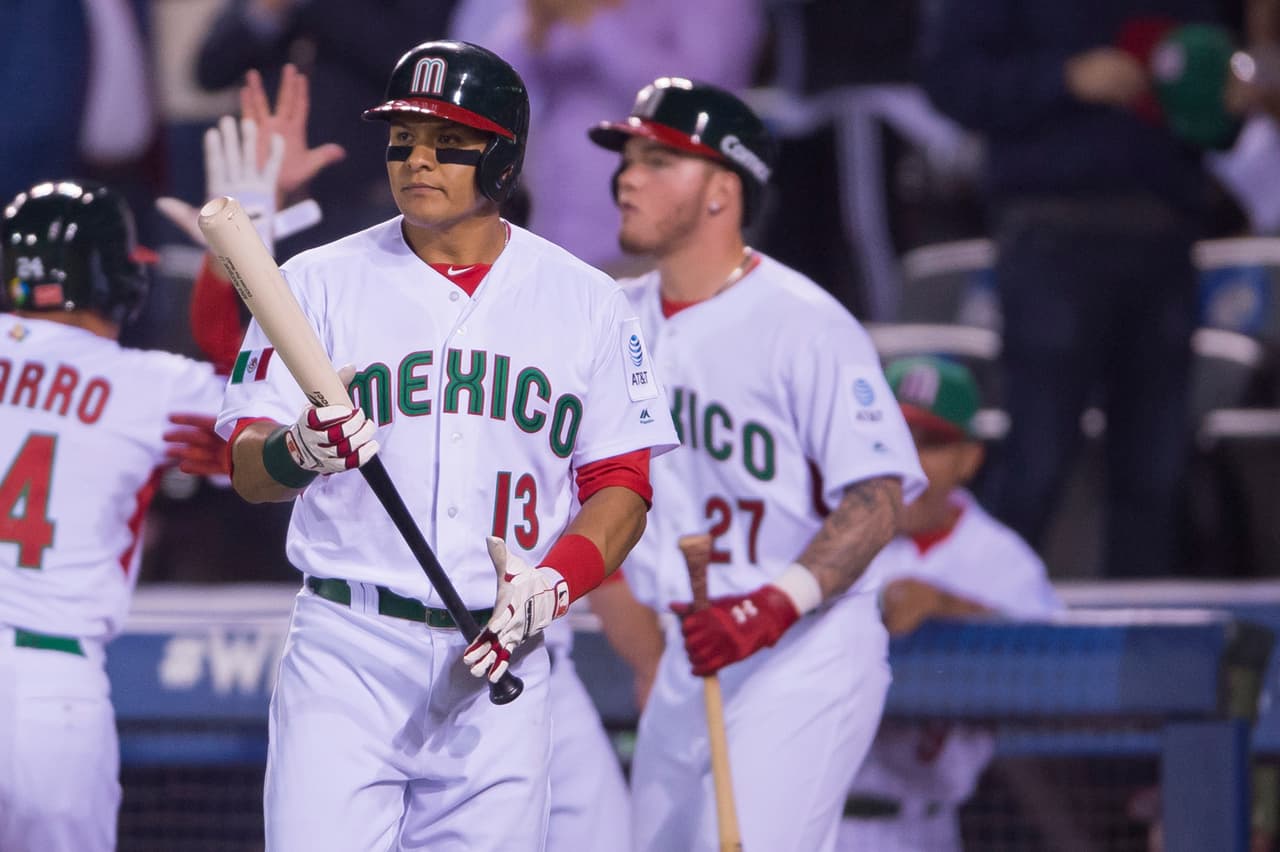 Manny Rodríguez en uno de sus turnos al bate en una noche que terminó mal para México.