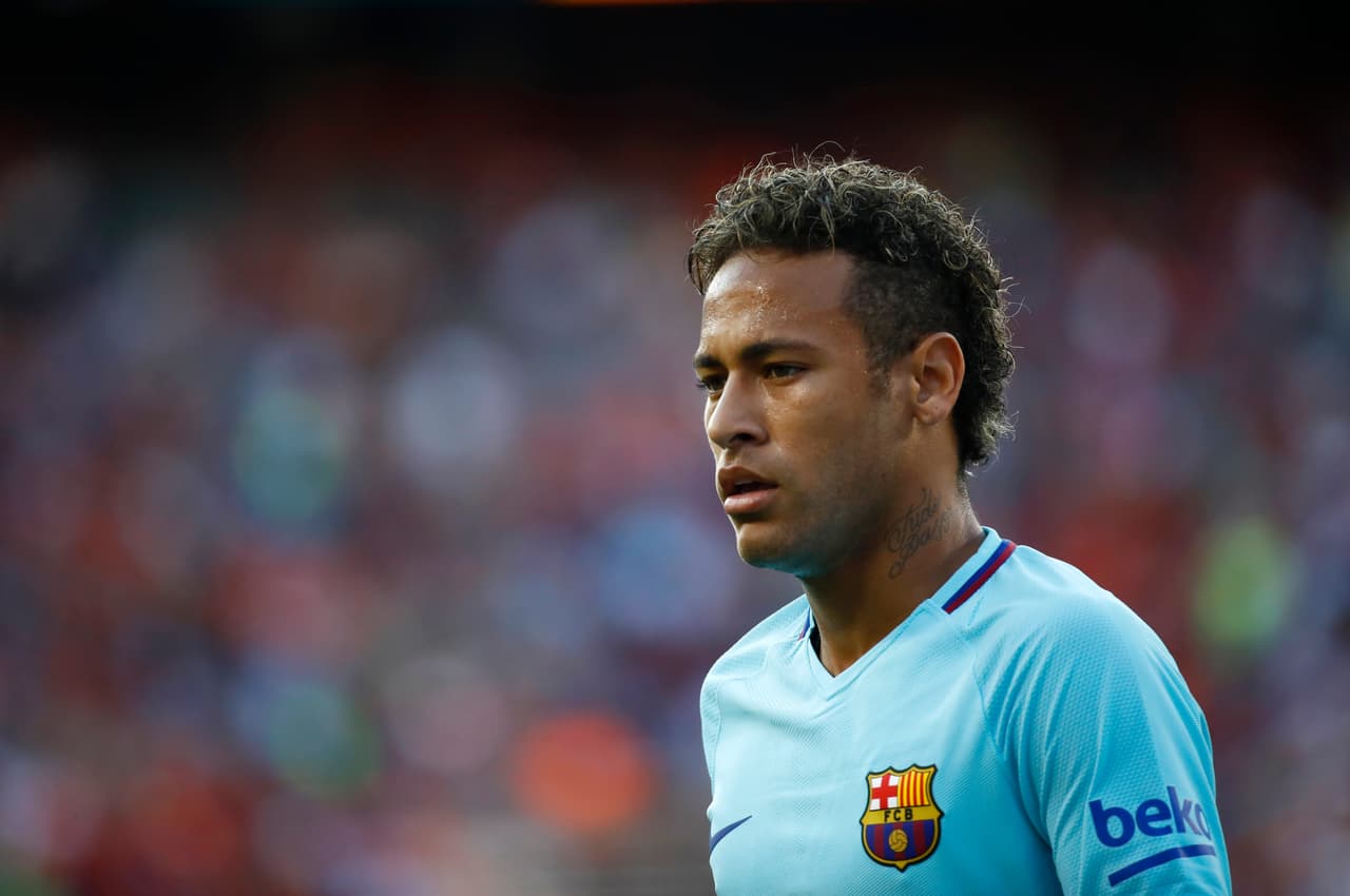 Para julio de 2017, con los rumores de su salida de Barcelona y llegada al PSG, Neymar tuvo el corte sobrio pero con algunos indicios de tintura en su cabello.