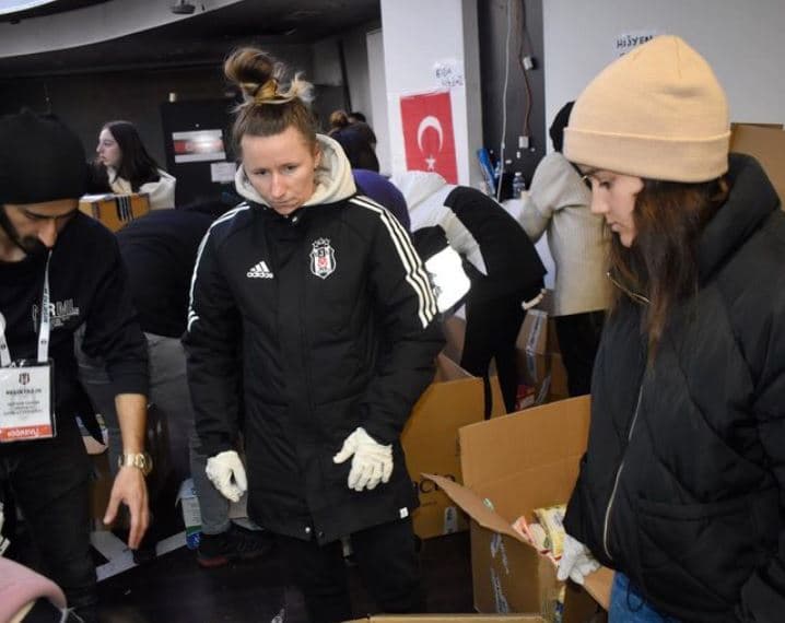 Sofía Álvarez y algunas compañeras ayudan en la recaudación de víveres para los damnificados por el terremoto en Turquía.