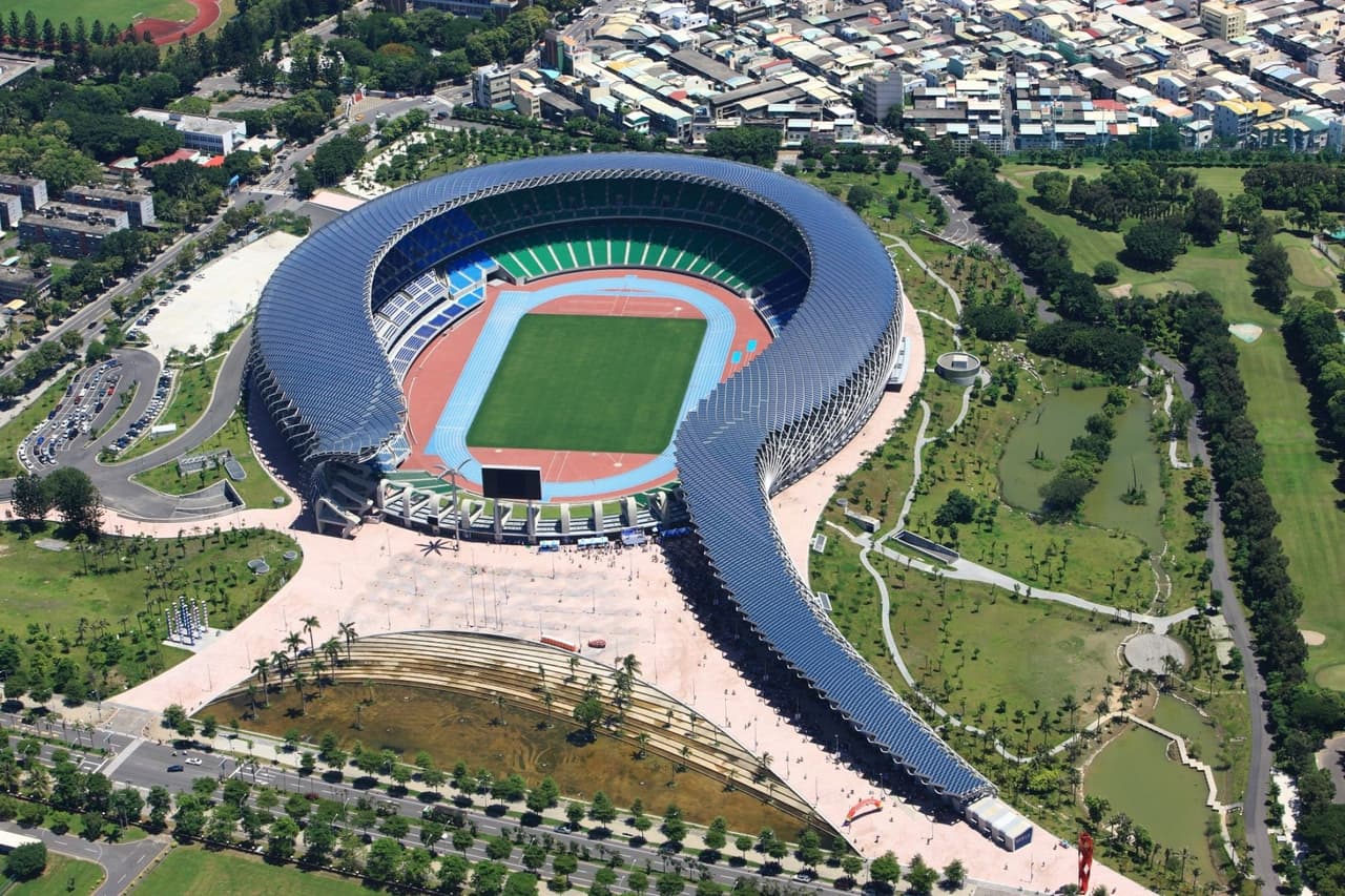 National Stadium (Taiwán) - Fue construido para los Juegos Mundiales del 2009 y es el primero en usar energía solar a través de pánales en su techo los cuales surten a todo el complejo.