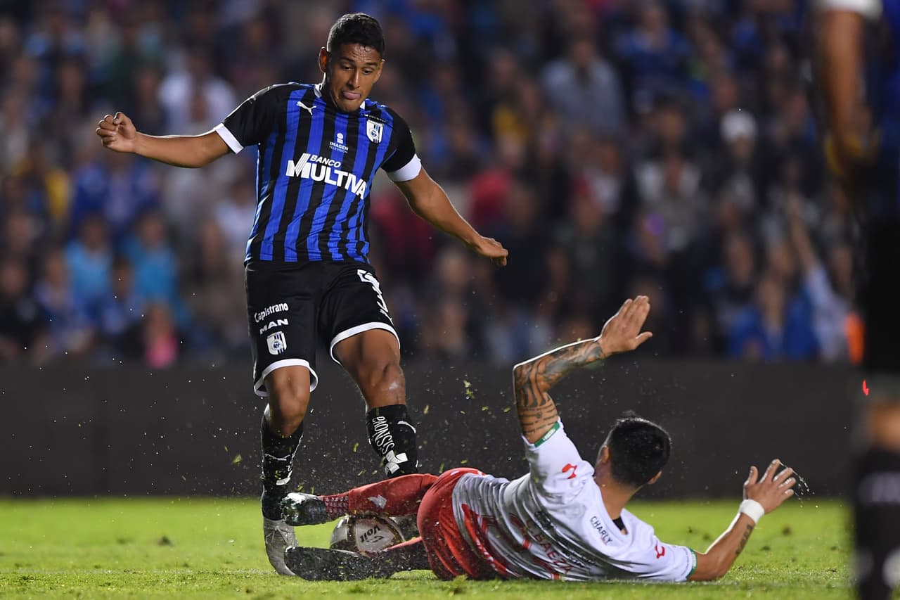 Necaxa aprovechó la superioridad numérica y repitió dosis con triunfo 2-3 (2-6 global) ante Gallos Blancos.