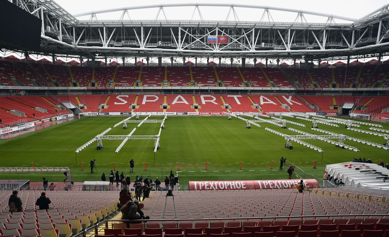 A diferencia del césped sintético del Olímpico Luzhnikí, el Otkrytie Arena cuenta con grama natural la cual es cuidada con las mejores técnicas para mantenerlo en perfecto estada para cada partido del Spartak.