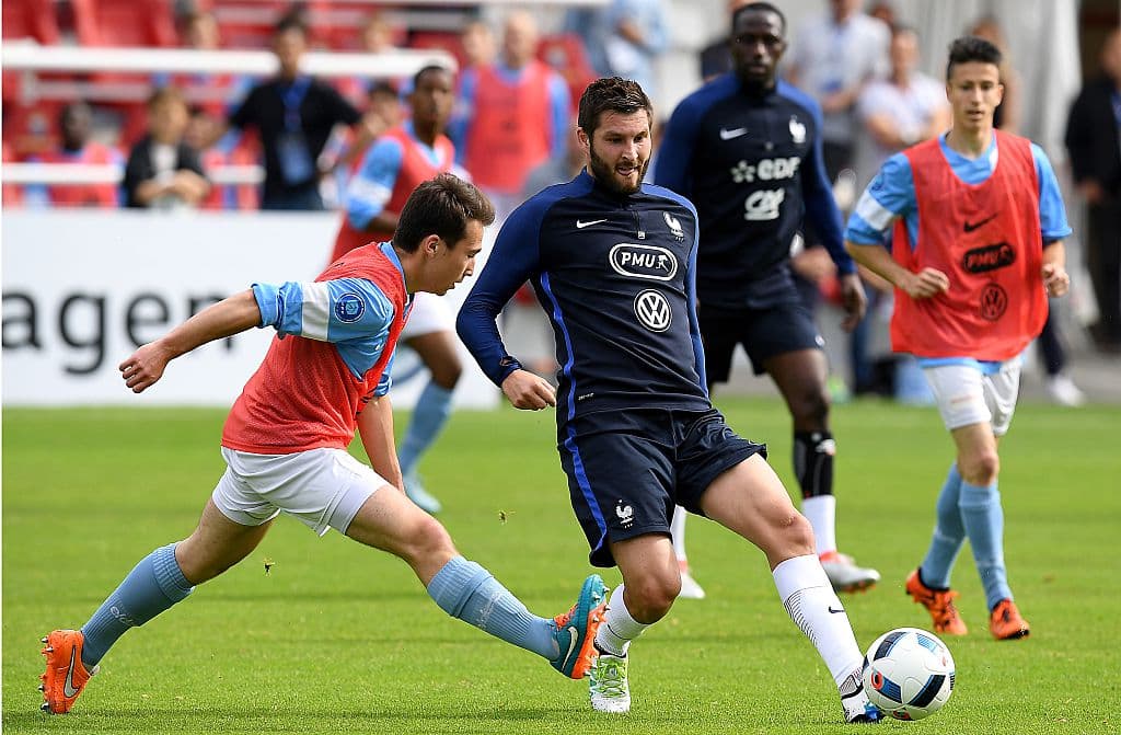 Gignac anota pero sale con molestias musculares en juego de preparación con Francia